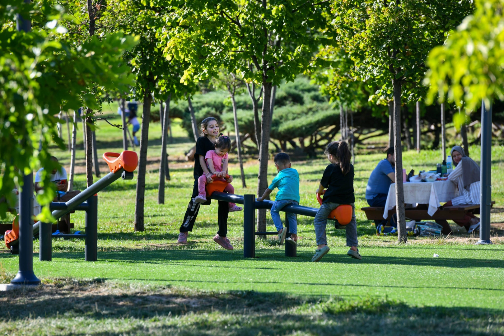 Sıcaktan bunalan parklara kaçıyor