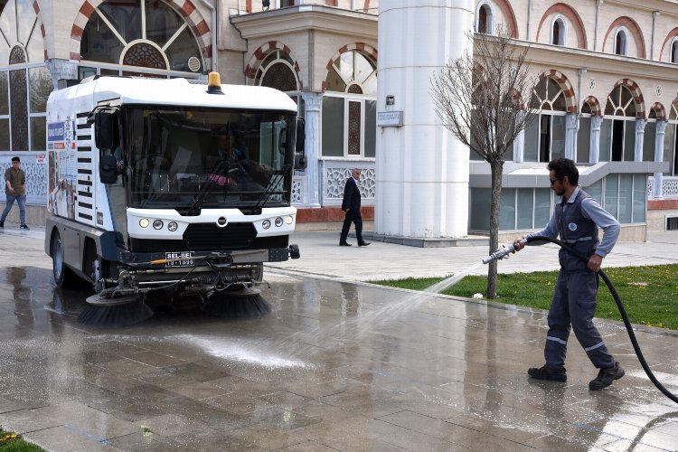 Selçuklu'da camiler ve çevreleri gül suyuyla yıkandı