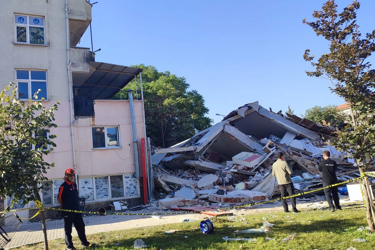 Sındırgı'daki yıkılan binanın müteahhidine gözaltı!