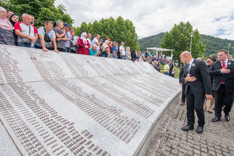 Srebrenitsa Soykırımı’nın kurbanları Bosna-Hersek'te 27’nci kez anıldı