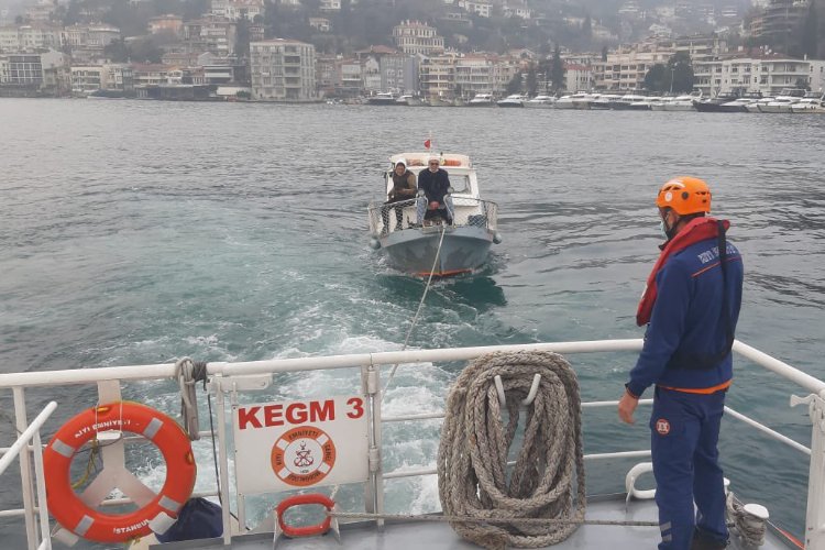 İstanbul Bebek'te arızalanan tekne kurtarıldı