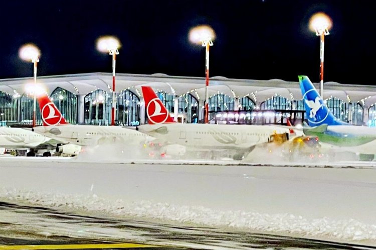 İstanbul'da tüm uçuşlara kar engeli