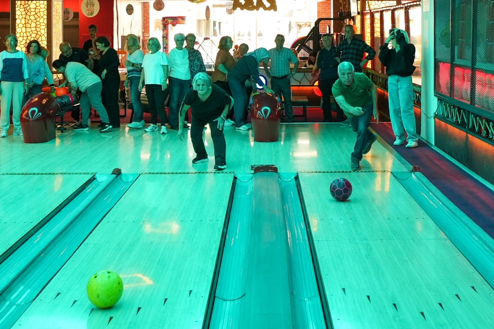 İstanbul Maltepe’de Yaşlılar Günü'nde bowling eğlencesi