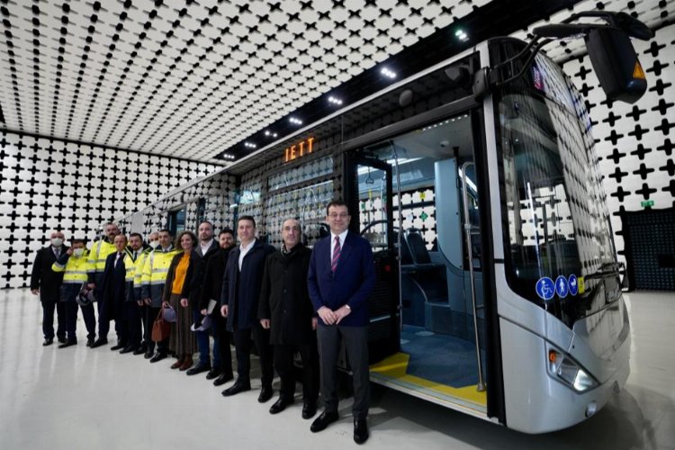 İstanbul'un yeni metrobüsünü yerinde test etti
