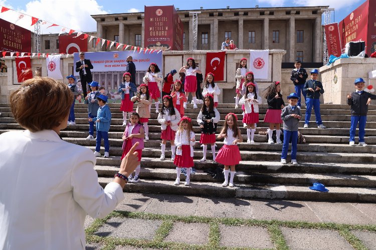 TBMM'de çocuk coşkusu sürüyor