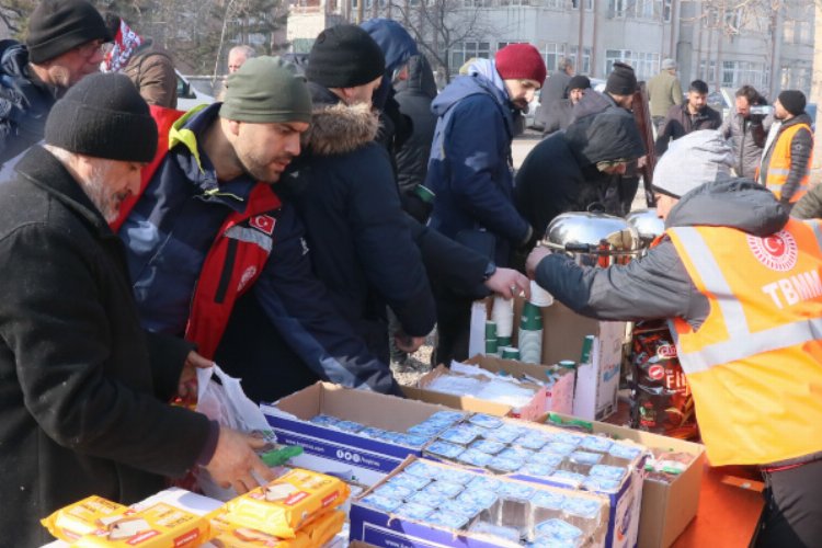 TBMM personeli Kahramanmaraş'ta sıcak yemek veriyor
