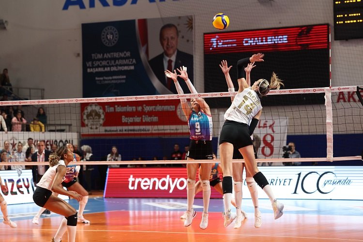 VakıfBank sezonun ilk yarısını galibiyetle tamamladı