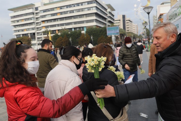 İzmir Bayındır'da nergis ve kuru çiçekler tanıtım amaçlı hediye edildi