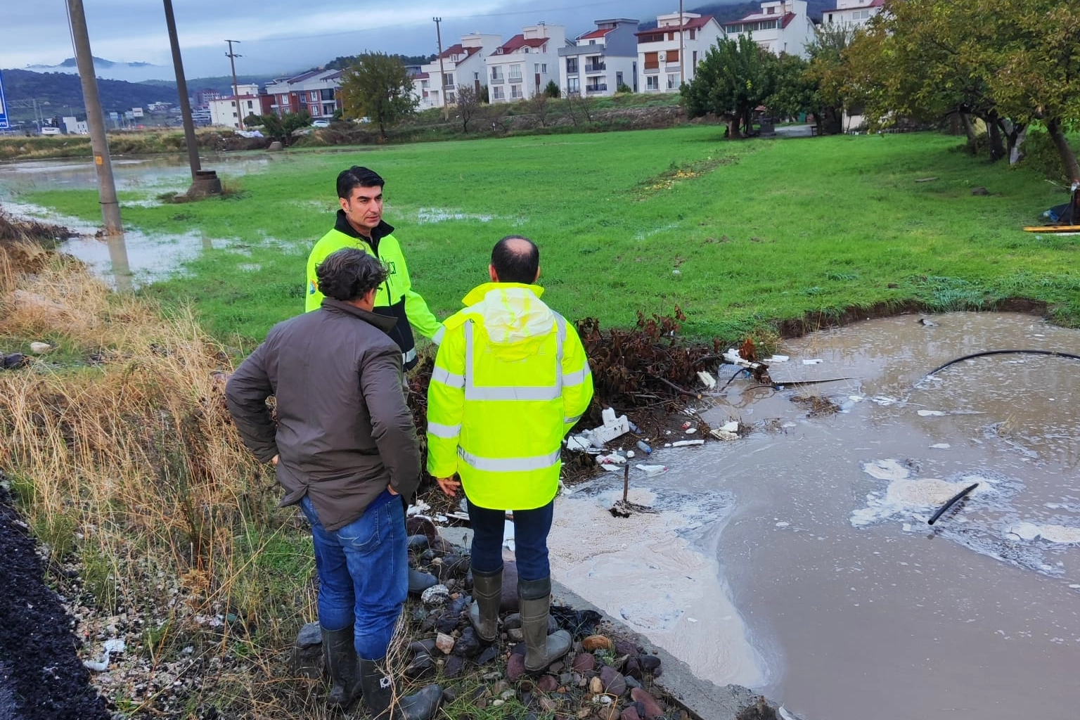 İzmir Bergama aşırı yağışlarla mücadele ediyor