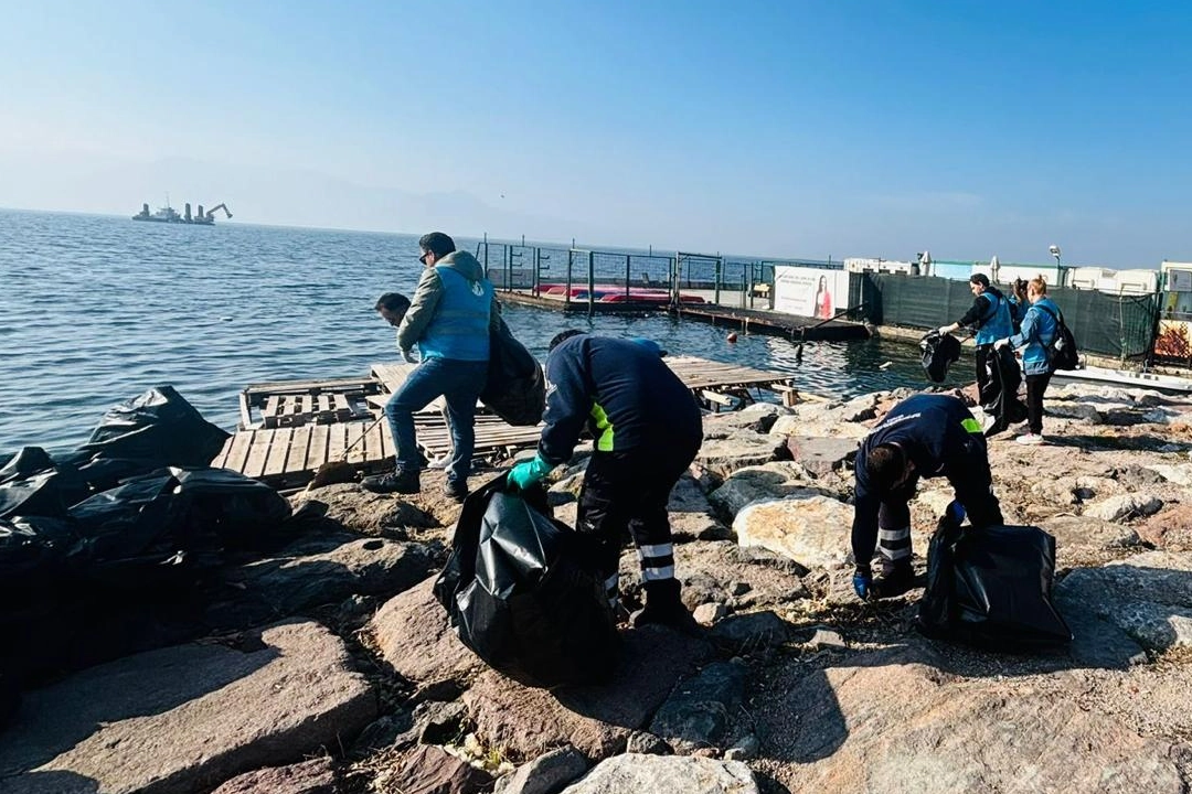 İzmir'de doğaseverler Karşıyaka'da kıyı temizliği yaptı