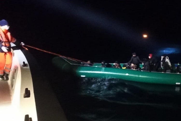İzmir Dikili'de 17 düzensiz göçmen kurtarıldı