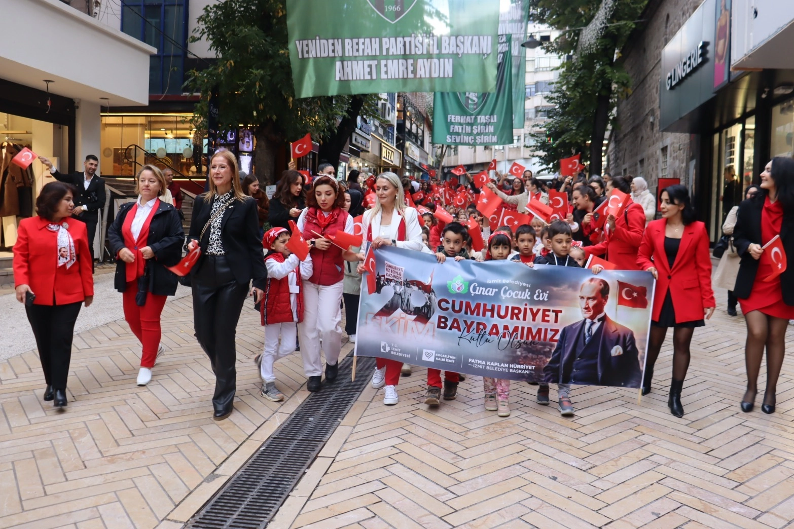 İzmit’te Cumhuriyet Korteji çocukların adımlarıyla renklendi