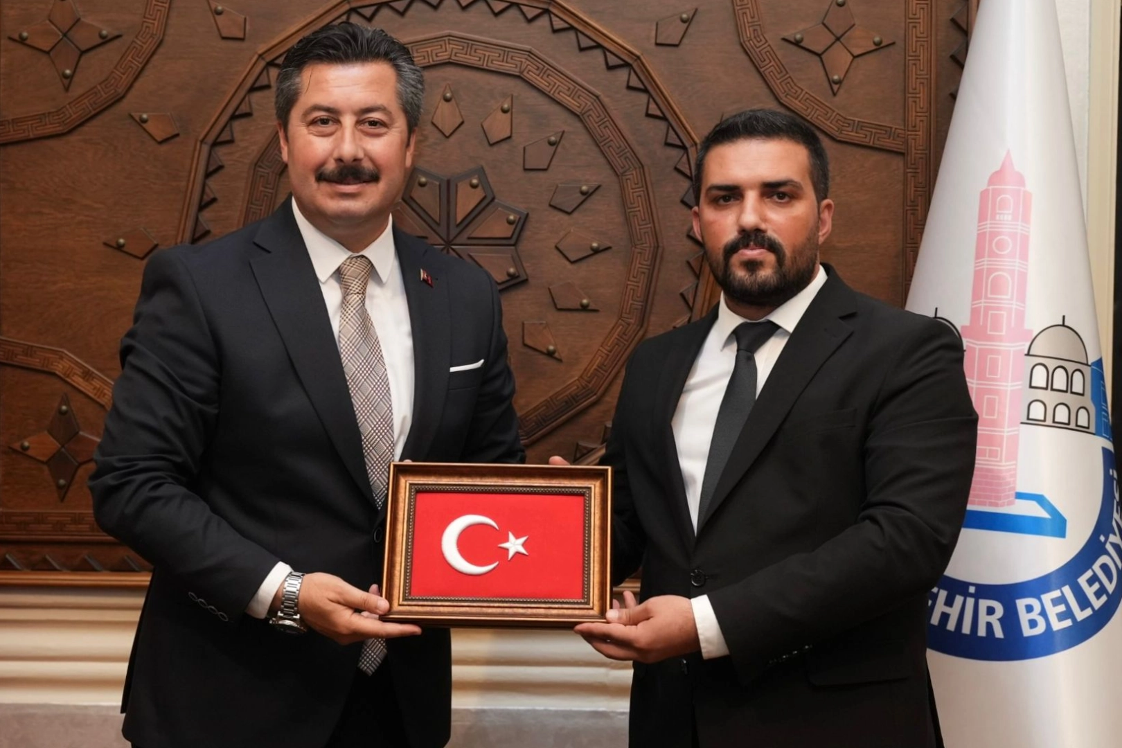Ülkü Ocakları’ndan Yenişehir Belediye Başkanı’na hayırlı olsun ziyareti Ülkü Ocakları’ndan Yenişehir Belediye Başkanı’na hayırlı olsun ziyareti
