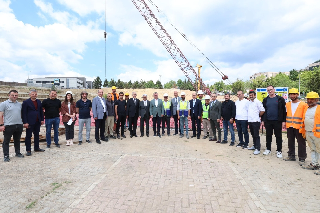 Umuttepe’de cami ve otopark projesi hızla ilerliyor