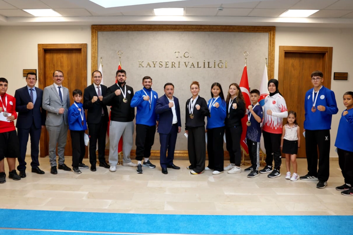 Vali Çiçek, Balkan Şampiyonu ERVA Sporcularını makamında ağırladı