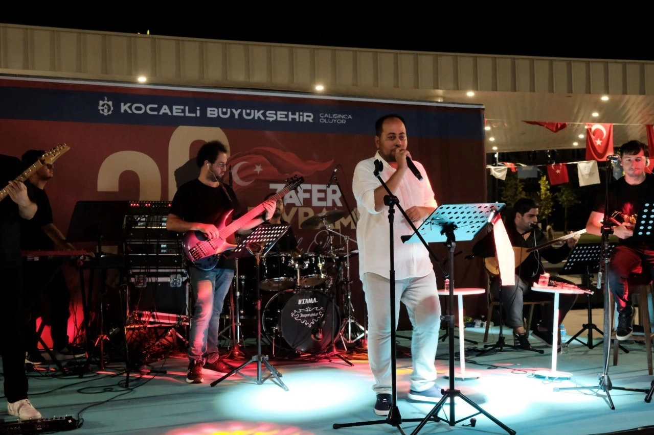 Zafer meşalesi Milli İrade Meydanı’nda yakıldı