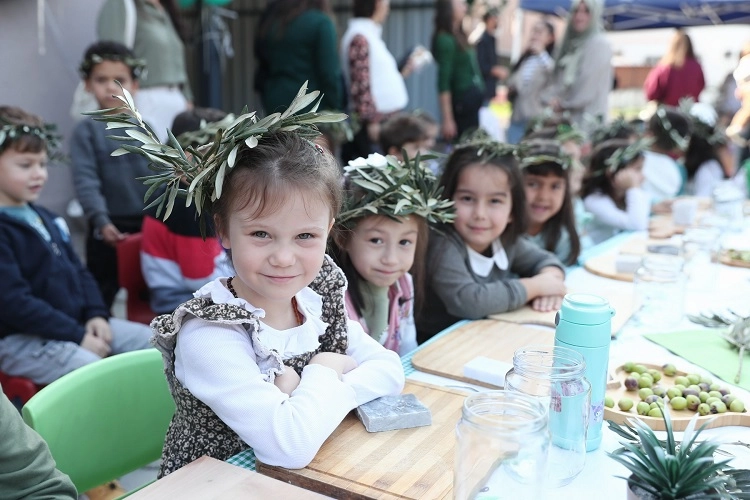 İzmir Aliağa'da minik eller zeytinle buluştu