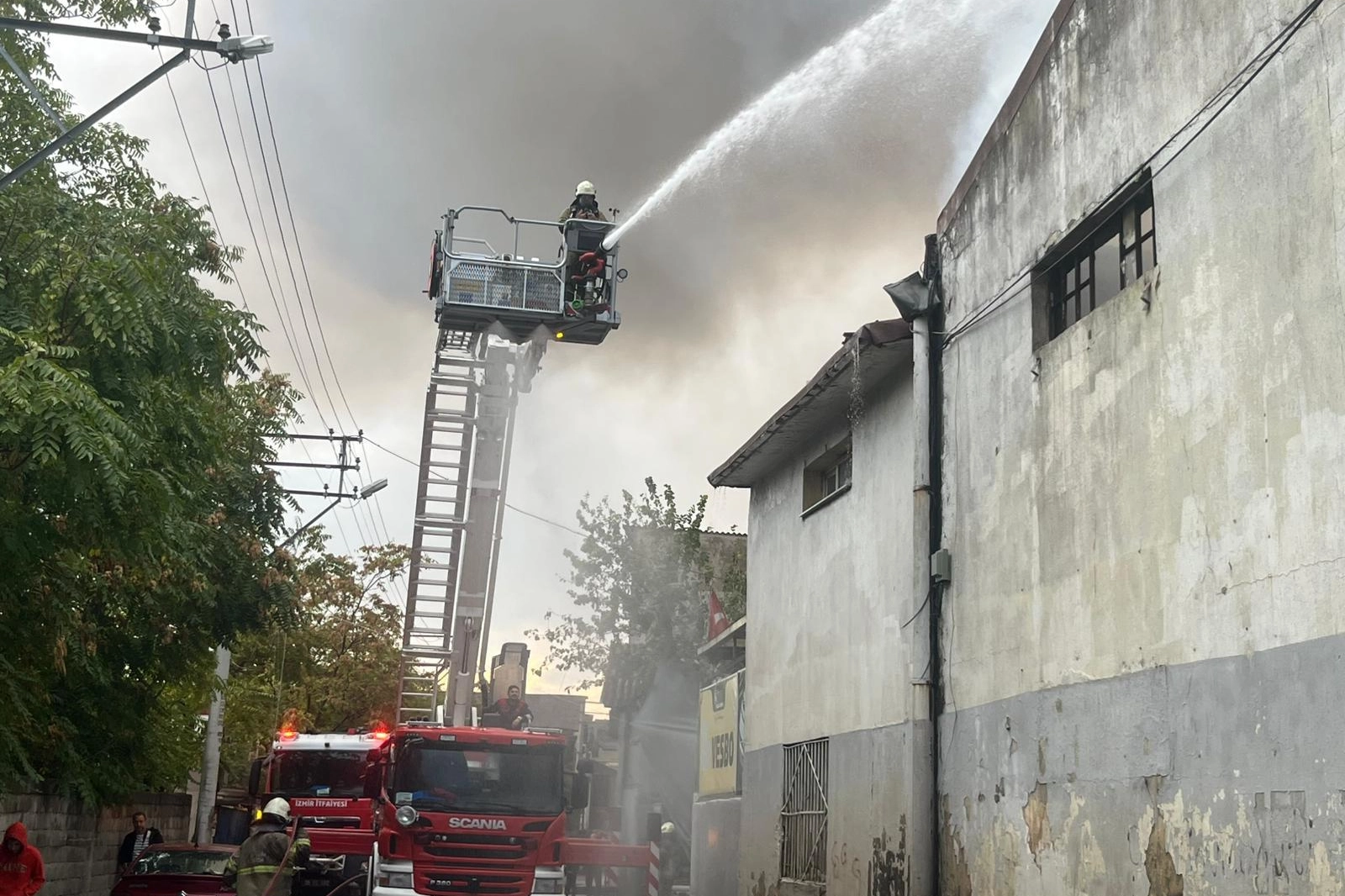 İzmir Bornova’daki depo yangınına hızlı müdahale