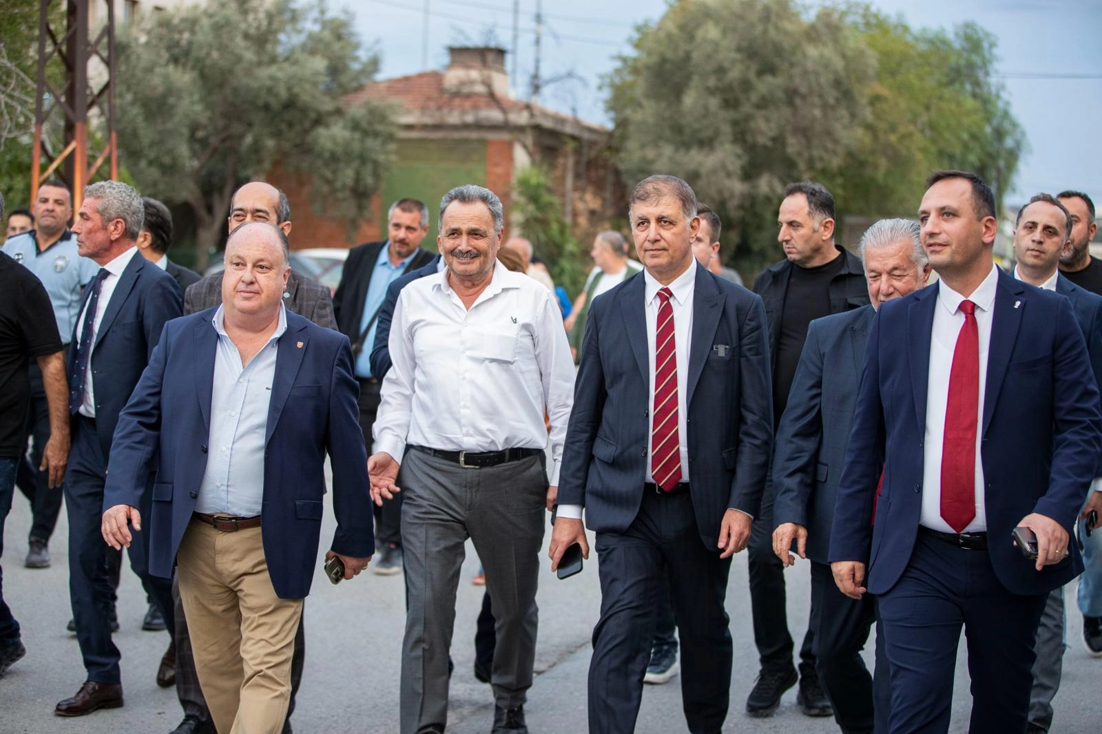 İzmir'de Başkan Tugay'dan ayakkabıcılara ziyaret