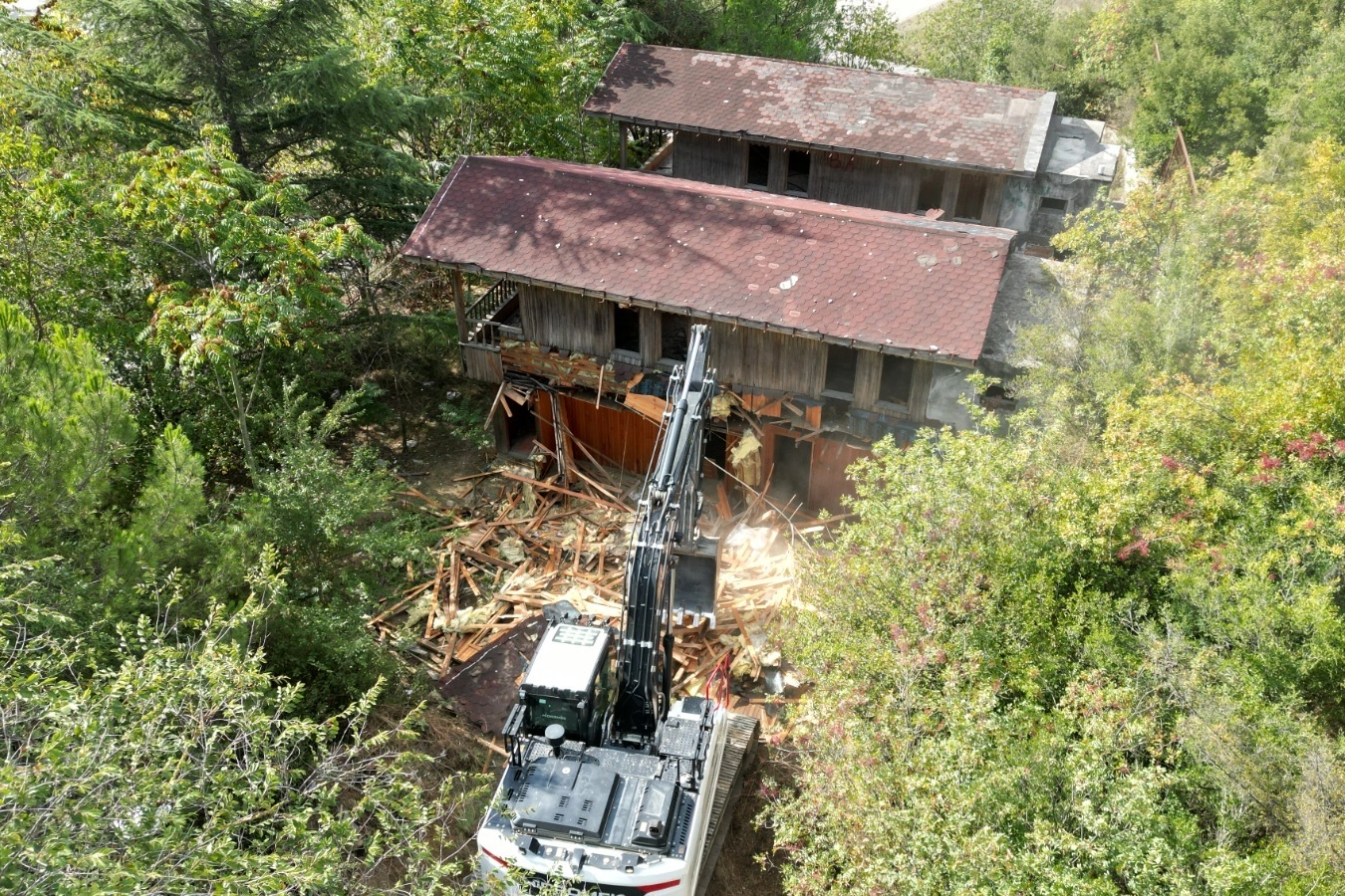 İzmit’te tehlikeli metruk yıkıldı